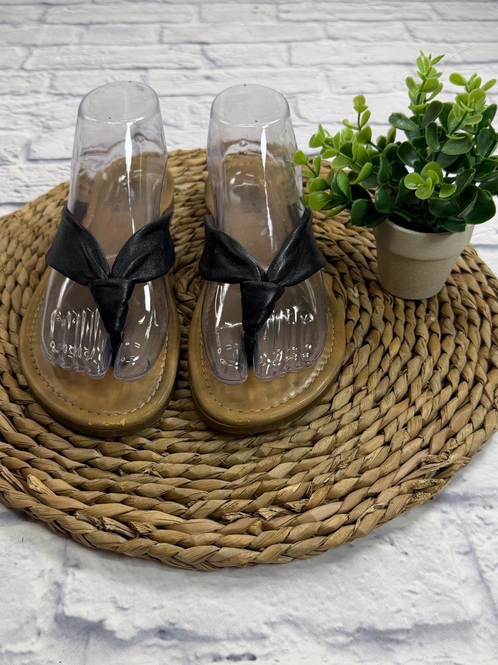 Coach and Four Black Leather Thong Sandals. Flip Flops. Minimalist. Size 9.5.